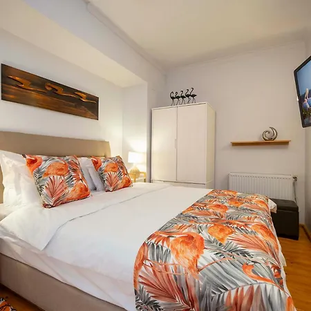 The Cozy Nest Downtown With Balcony By Pretty