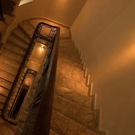 The Cozy Nest Downtown With Balcony By Pretty