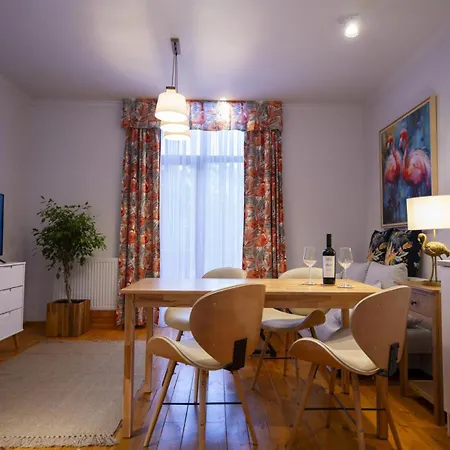 The Cozy Nest Downtown With Balcony By Pretty