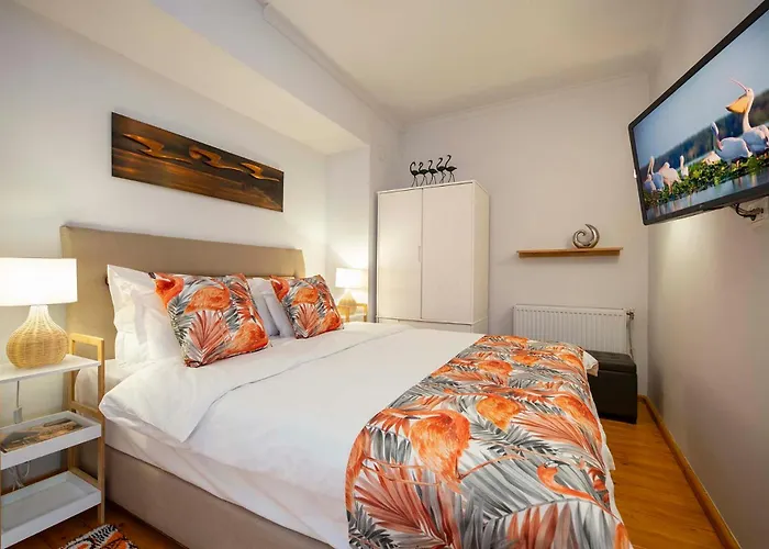 The Cozy Nest Downtown With Balcony By Pretty