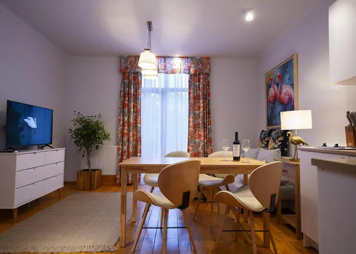 The Cozy Nest Downtown With Balcony By Pretty