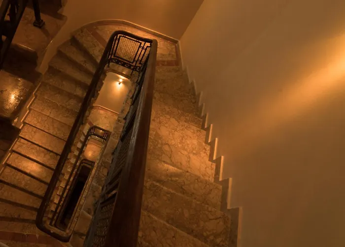 The Cozy Nest Downtown With Balcony By Pretty