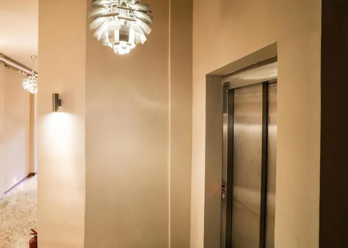 The Cozy Nest Downtown With Balcony By Pretty