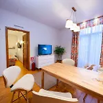 The Cozy Nest Downtown With Balcony By Pretty Бухарест